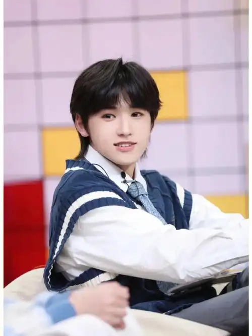 宋亚轩比个超大的心##宋亚轩七夕比心照#捕捉一只比心的小宋~闭研笑