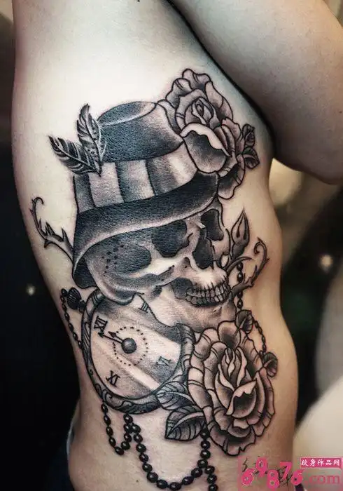 侧腰霸气骷髅怀表玫瑰纹身