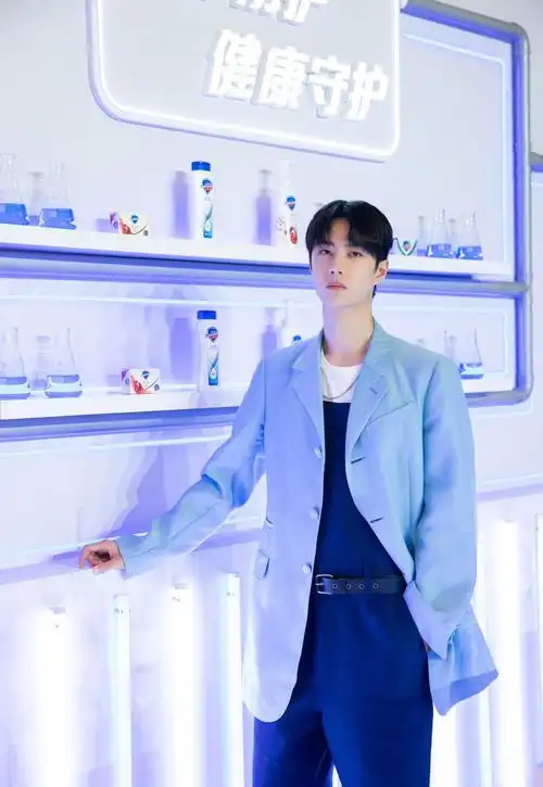 王一博身穿蓝色西装配阔腿连体裤随性的风格更加恣意帅气