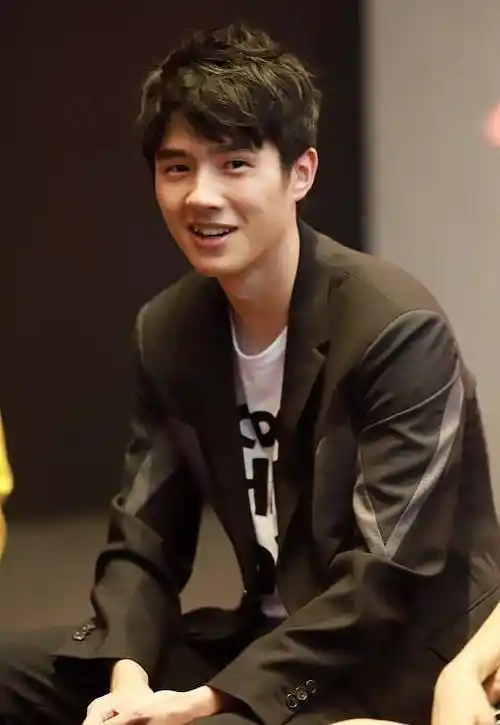 有胡子的男人原来这么帅,刘昊然穿西装很大气,有点胡茬更高级_西服