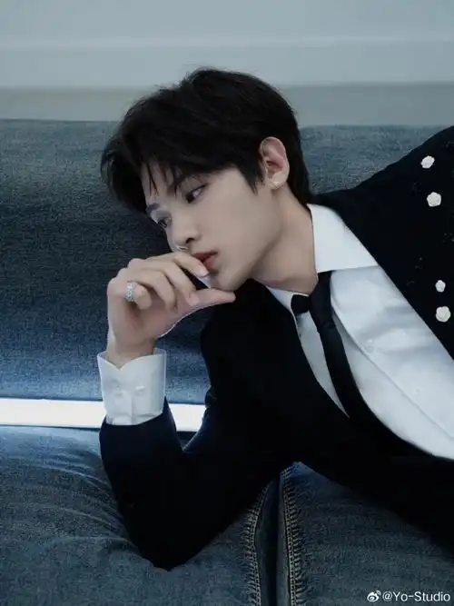 jjjustin0219黄明昊 出席抖音电影奇遇夜look 1total look |@路易