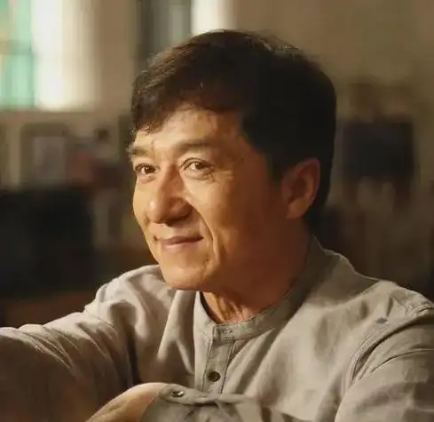 成龙70岁近照曝光头发胡子全白老态龙钟让人心酸