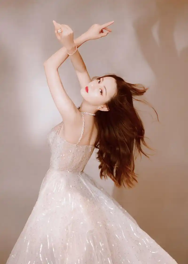 迪丽热巴精选:唯美纱裙优雅迷人