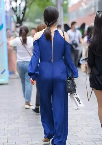 一身藏蓝色的连体衣搭配一双凉鞋气场强大衣服版型设计独特