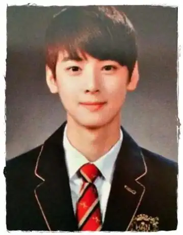 到了高中以后,车银优更是越变越帅,穿着校服的银优,完全能代入各种