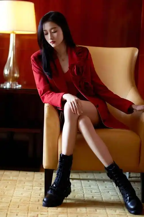 关晓彤再现空姐造型这大长腿真美