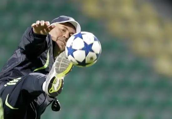 图文切尔西备战欧冠安切洛蒂展示球技开大脚