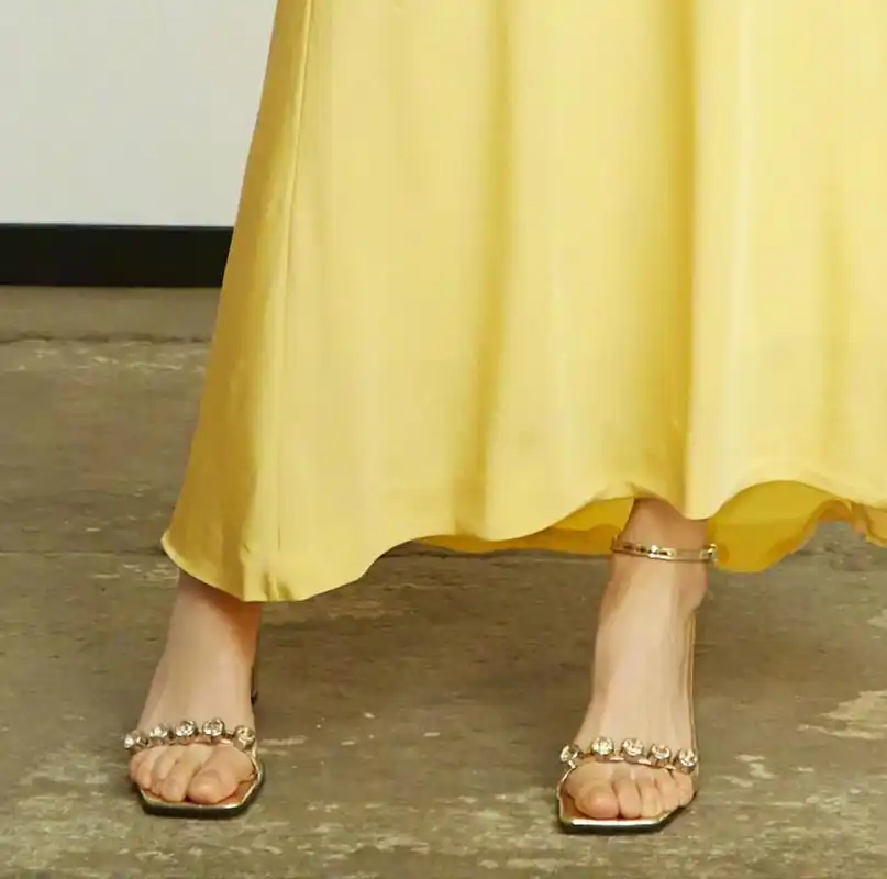 演员陈钰琪夏日凉鞋美脚照,2019年,陈钰琪主演的古装武侠剧《倚天屠龙