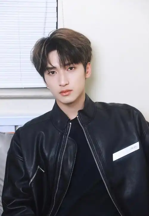 严浩翔皮衣造型帅气有型个性十足青春年少魅力值满分