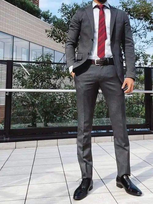 西装皮鞋灰色配红领带