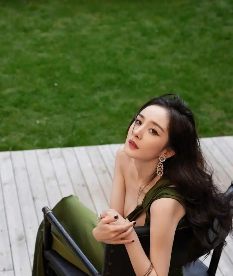 杨幂惊艳写真  一双玉足又白又嫩!