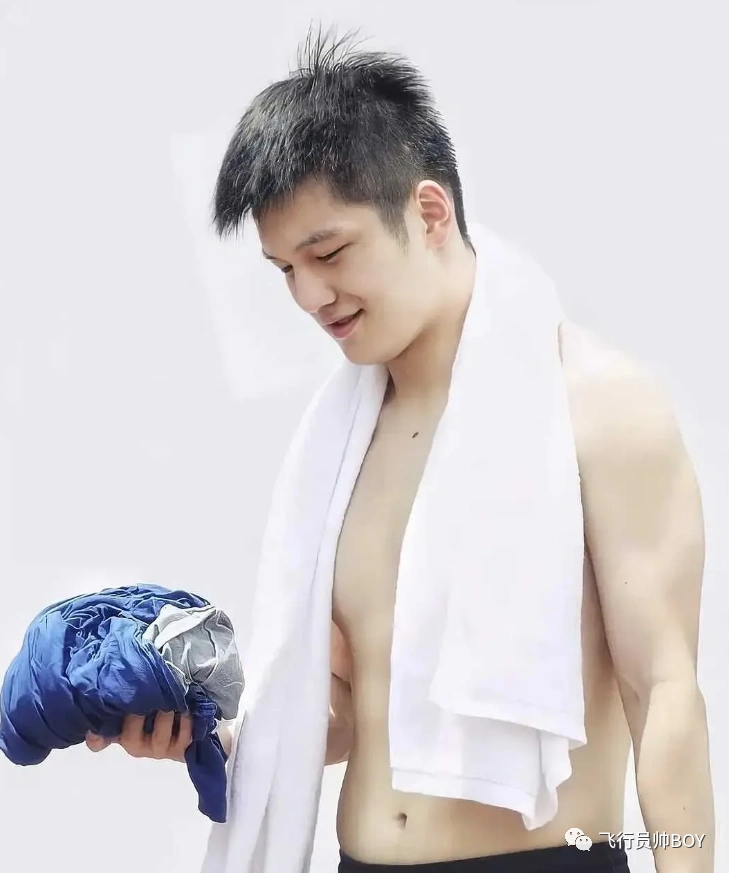 樊振东露肉肉身材,想不到他还有翘臀!