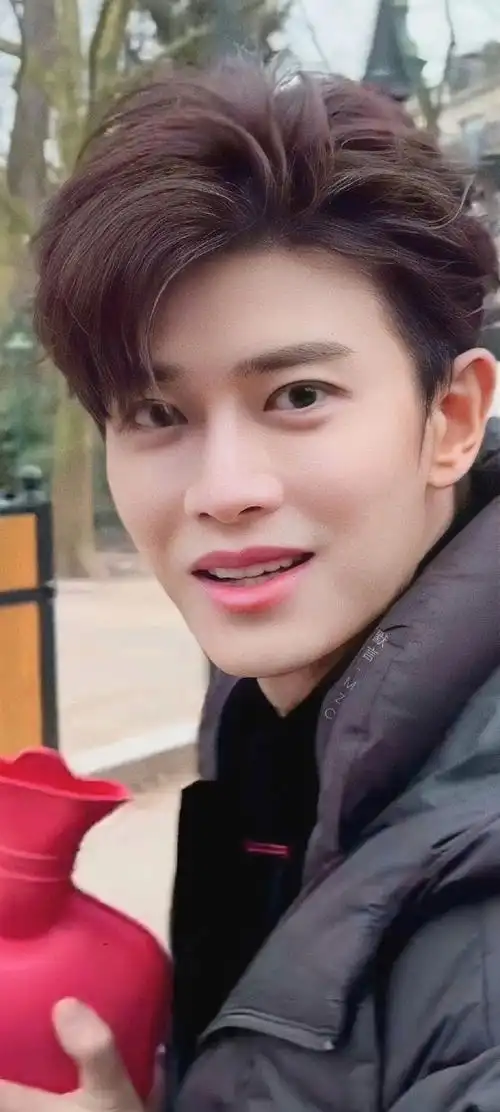 任嘉伦超话  #任苒时光##任嘉伦#  任嘉伦|截修 卡大头版壁纸 9p    c