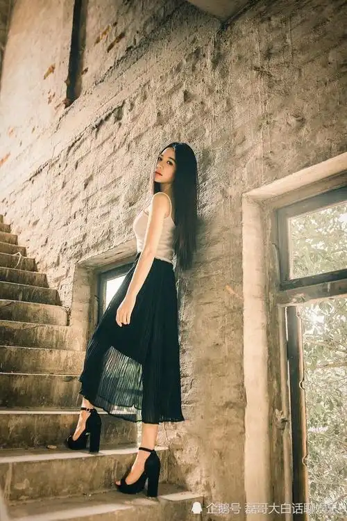 户外长发气质美女忧郁的气质显得安静迷人青春时尚自信洒脱