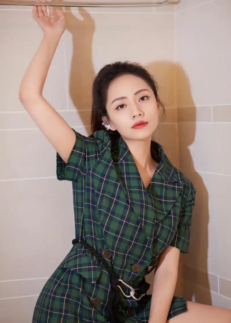 刘惜君高马尾格纹裙写真图片27