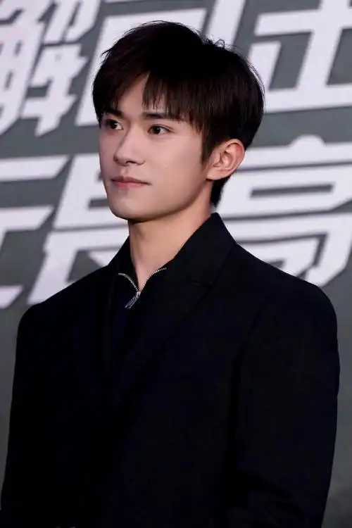 易烊千玺今日黑西装造型