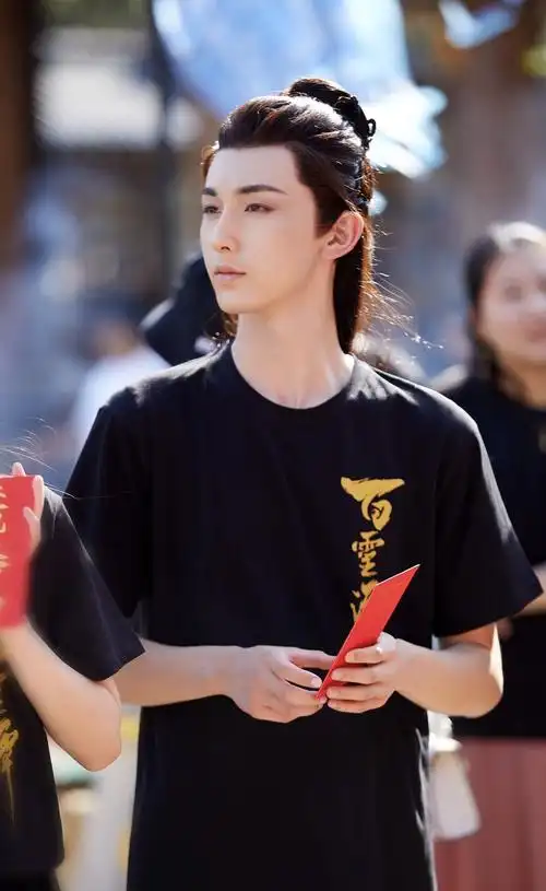 郭俊辰《百灵潭》首爆剧照 衣袂翩翩仙气十足_凤凰网娱乐_凤凰网