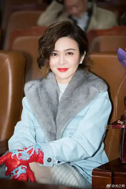 原创58岁关之琳素颜照罕见曝光,脸部肿胀眼睛变小,笑起来显老相