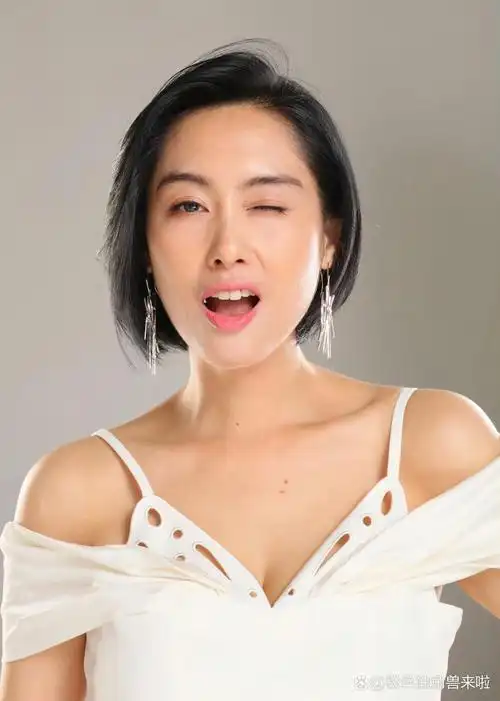 朱茵身材有些浮肿了