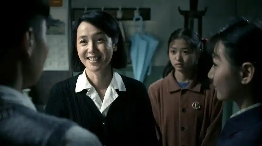 《娘要嫁人》齐之芳让王方把她的头发减短了,告诉三个孩子明天就和