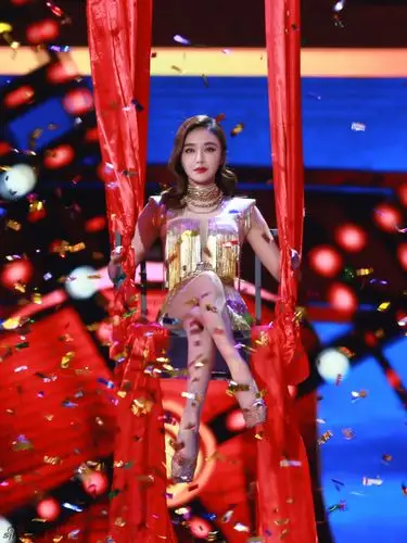 秦岚复古流苏红唇惊艳_高清图集_新浪网