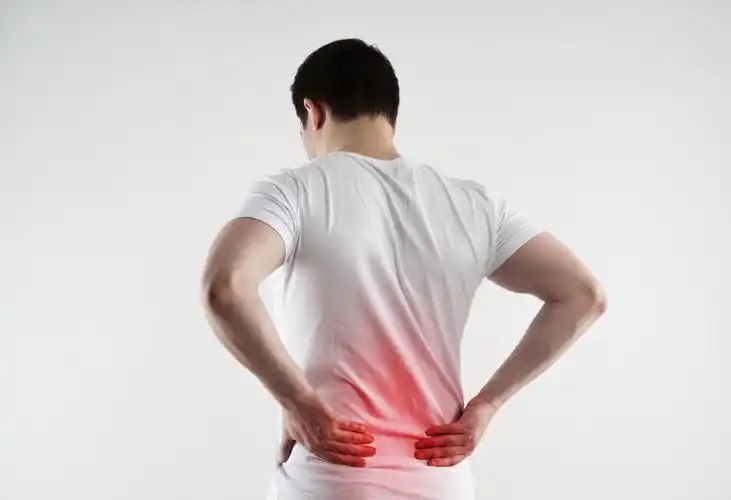 年轻人抱着他的腰部腰酸背痛