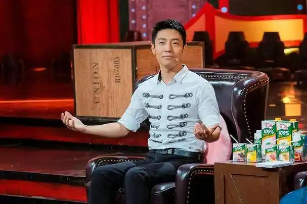 回顾央视主持人撒贝宁:给父母尽孝,为何背后却有眼泪和遗憾?