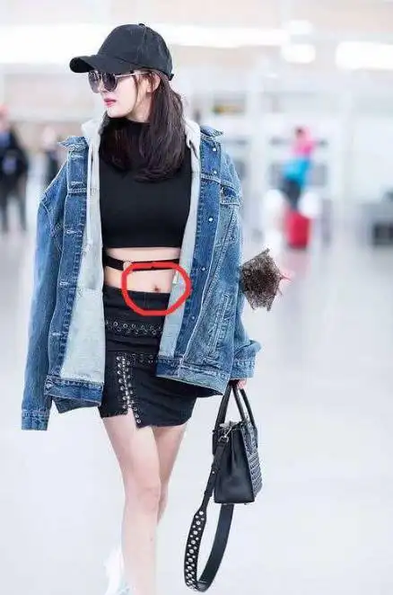 然而当镜头拉近的那一秒,还是能看到杨幂肚子上的皮肤有些松弛,还能