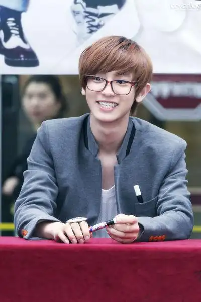 求朴灿烈戴着眼镜的图片啊!就是没有镜片的那种!只起装饰作用的那种!