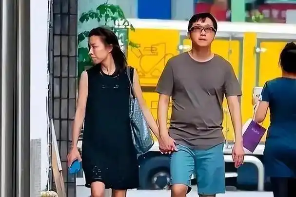 不知不觉,63岁庾澄庆已经再婚8年,第二任老婆为他生了一男一女