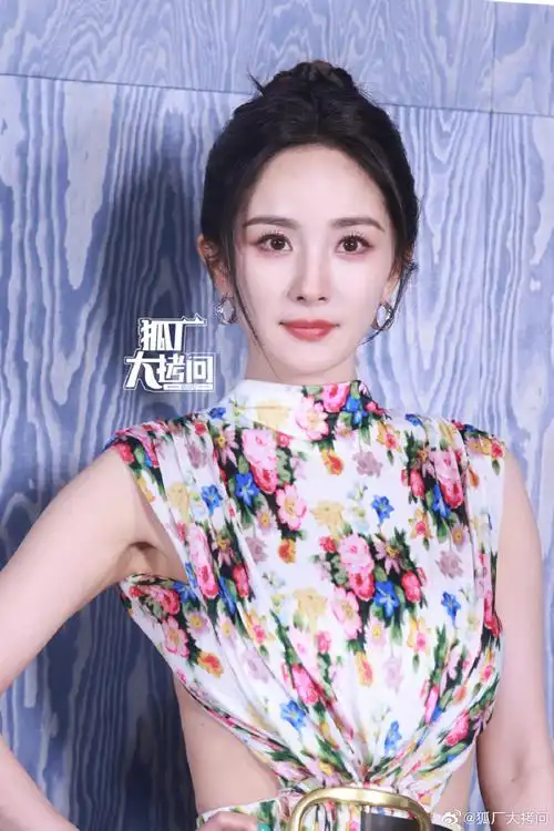 杨幂小水晚宴合照#杨幂的高清怼脸特写,皮肤纹路清晰可见,幂姐这貌靠