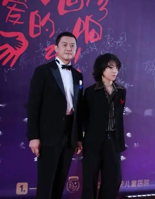 李亚鹏与窦靖童罕见同框父女情深不觉得尴尬反而更加亲密了