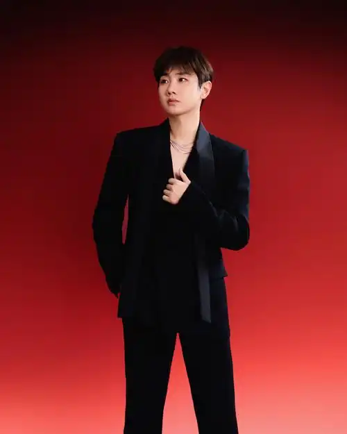 汪苏泷超话#汪苏泷today##微博之夜#神秘酷黑,霸气银龙,cg合成银龙