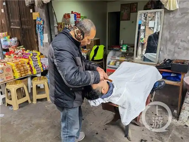 满满的年代感!露天剃头摊 老街剃头匠