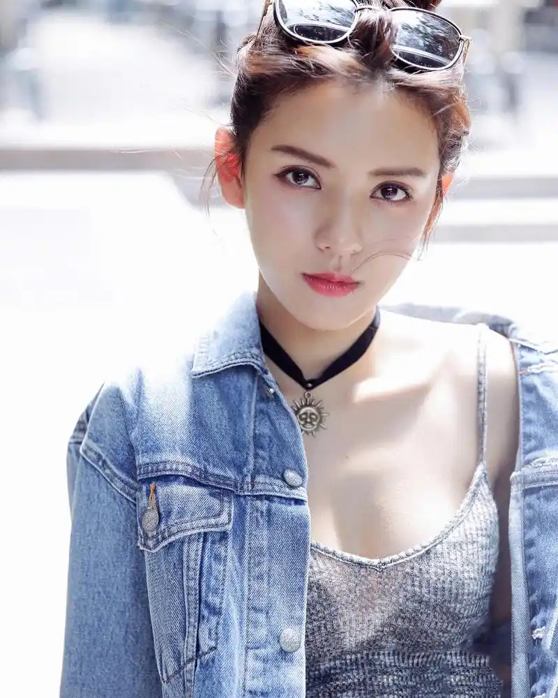 张予曦获得了第7届瑞丽封面女孩大赛冠军,凭借其精致的面庞,甜美的