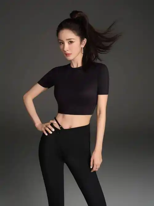 杨幂拍摄内衣写真,吊带胸衣凸显惊人曲线,体态曼妙堪称内娱身材王_新