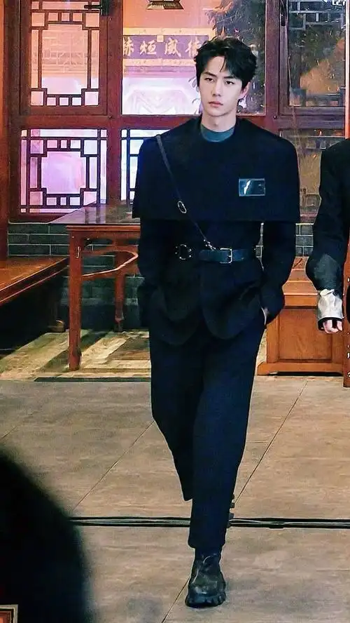 王一博全身图第二弹宽肩窄腰大长腿完美头身比完美体态#王一博 爱奇艺