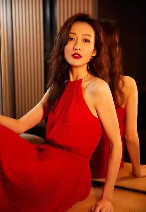 原创王鸥红色长裙尽显万种时尚一抹红唇大秀时尚38岁气质十足