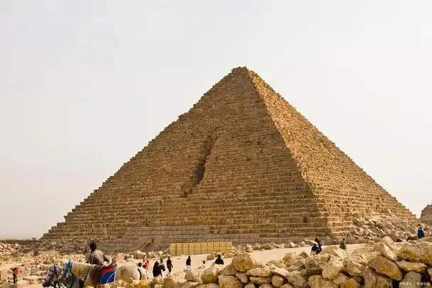 埃及金字塔被誉为当今最高的古代建筑物和世界八大奇迹之首,是极具