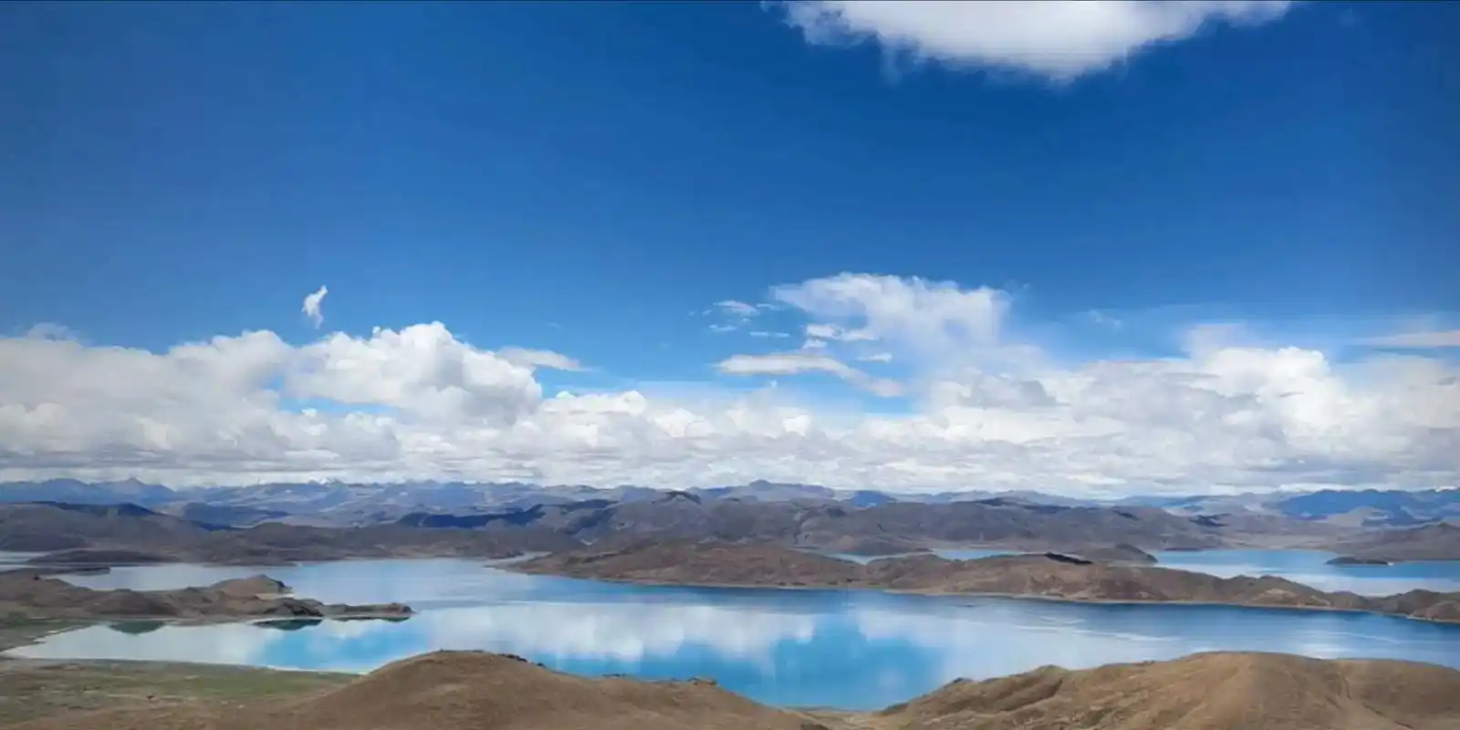 登上海拔4998米的冈巴拉山,观赏西藏三大圣湖之—羊卓雍措, - 抖音