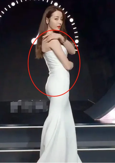 迪丽热巴拍摄时裙子突然下滑,本以为她会提上去,结果下意识的反应赢得