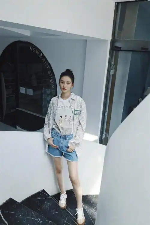 乔欣休闲风穿出侧影女神牛仔裤里配波点丝袜御姐风撩人美