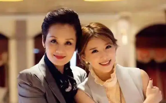 都说豪门阔太太的生活不好过,但李颖就是个例外,已经51岁她,现在过得