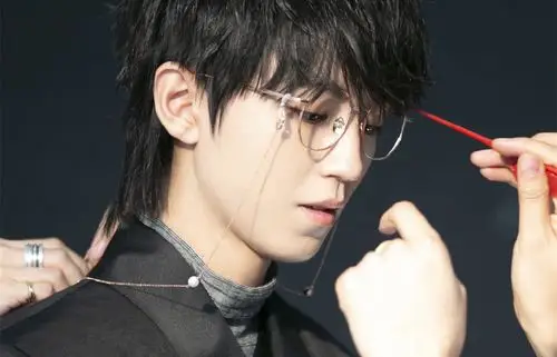 简单帅气王俊凯时尚壁纸_日系风格的王俊凯