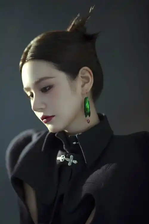 近日,演员邱意浓的一组新中式风写真曝光,镜头前的邱意浓身着廓形上衣