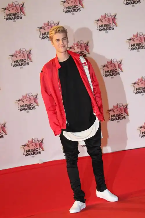 「考古时间」2015年的11月7日,比伯@justinbieber参加法国9193的