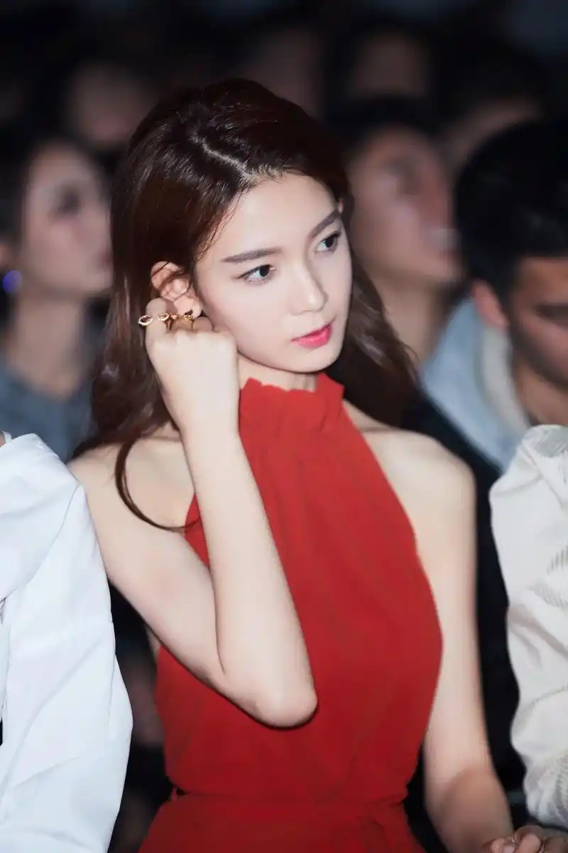 近日,90后小花陈瑶一组红色长裙照引发热议,照片中,她红裙雪肤,袅娜