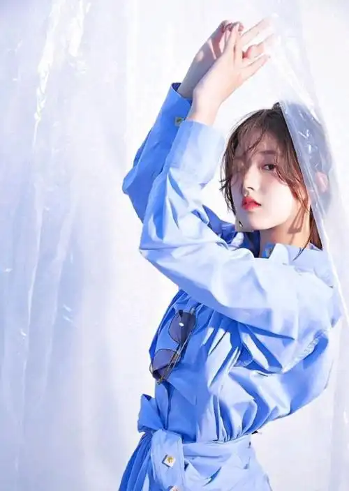 赵露思这样穿很遮肉一身蓝色的穿搭look清爽又时髦