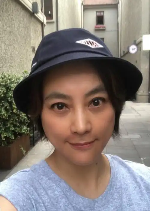 56岁李玲玉素颜近照曝光,昔日"甜歌皇后"如今不化妆变成这样了