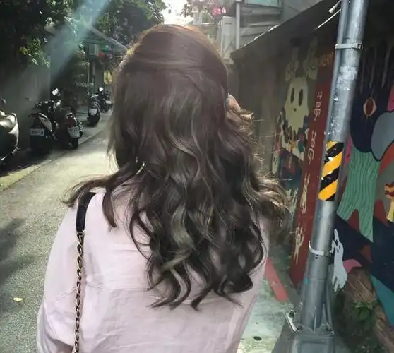 卷发发型女中长发背面